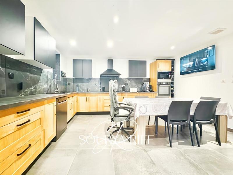 Maison - 200 m² - 7 pièces