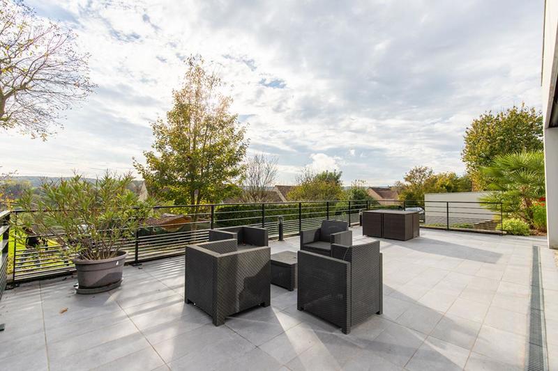 Maison - 238 m² - 8 pièces