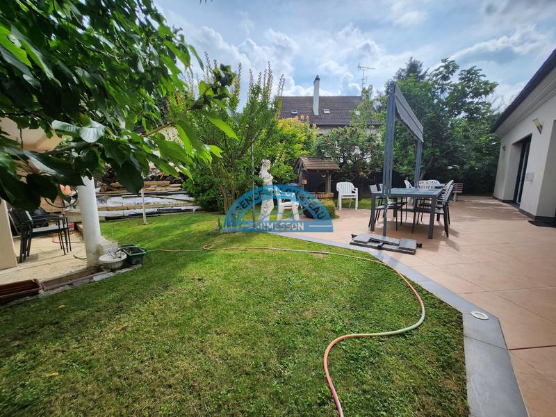 Maison - 240 m² - 9 pièces