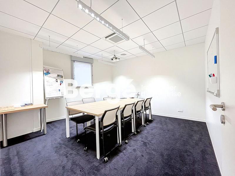 Local commercial - 180 m² - 16 pièces