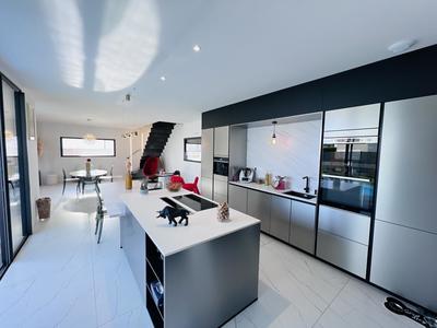 Maison - 201 m² - 8 pièces