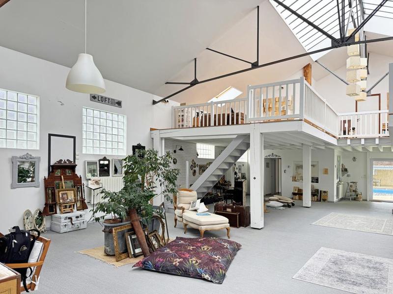Loft - 471 m² - 8 pièces