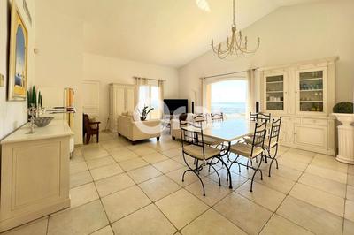 Maison - 240 m² - 8 pièces