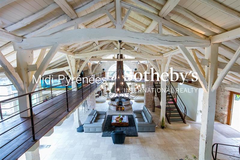 Maison - 850 m² - 10 pièces