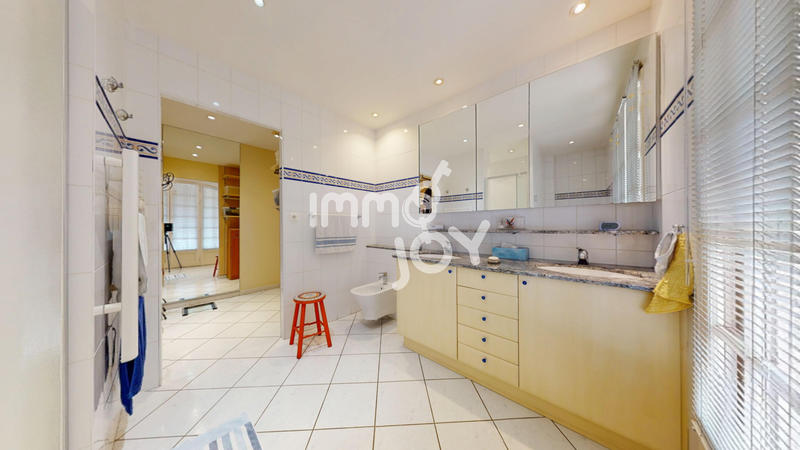 Propriété - 282 m² - 11 pièces