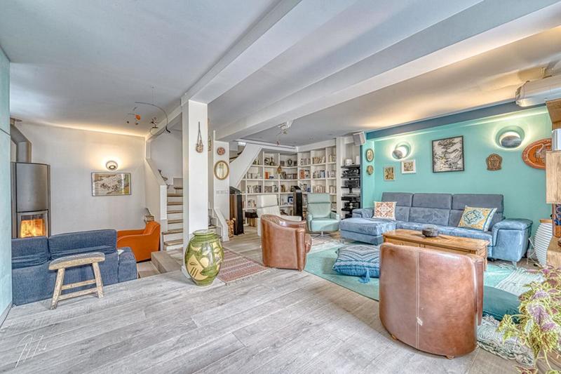 Maison - 230 m² - 9 pièces