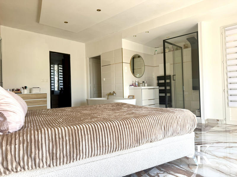 Maison - 249 m² - 8 pièces