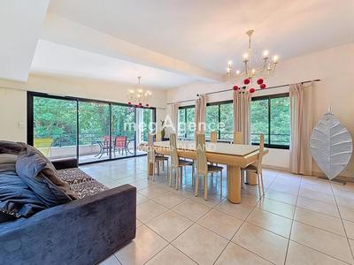 Maison - 275 m² - 11 pièces