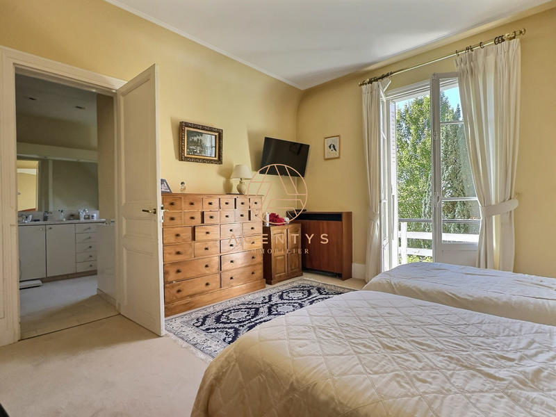 Maison - 249 m² - 10 pièces