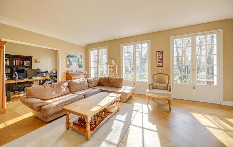 Maison - 250 m² - 8 pièces