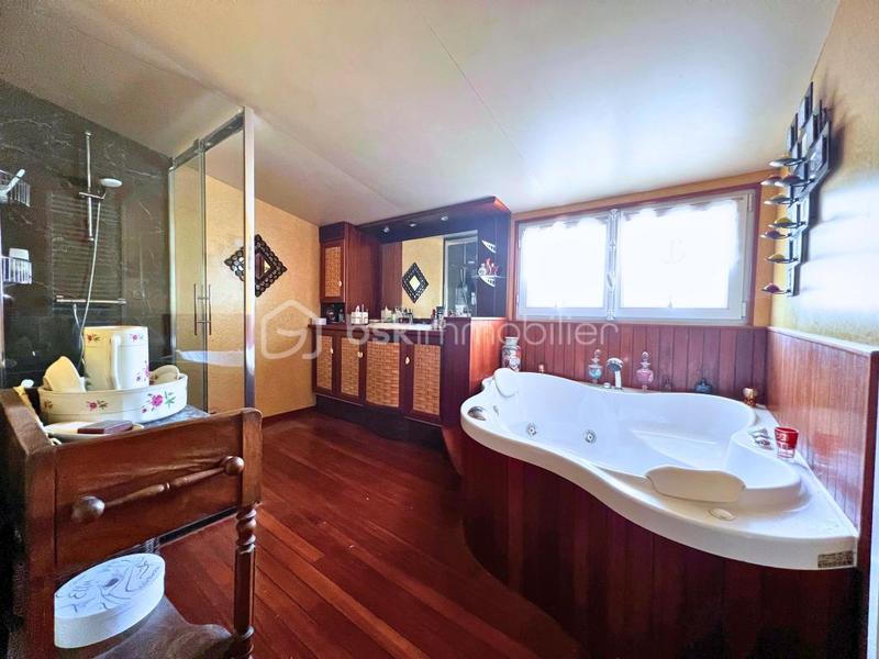 Propriété - 261 m² - 11 pièces