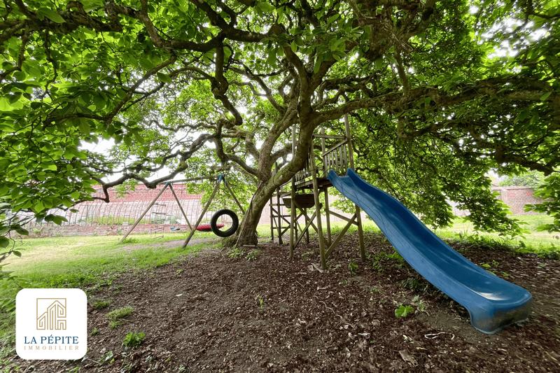 Maison - 305 m² - 13 pièces