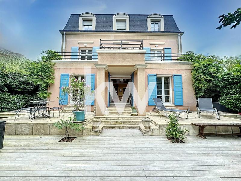 Maison - 213 m² - 8 pièces