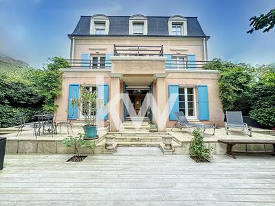 Maison - 213 m² - 8 pièces