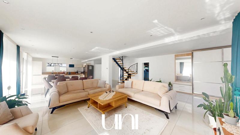 Maison - 200 m² - 7 pièces