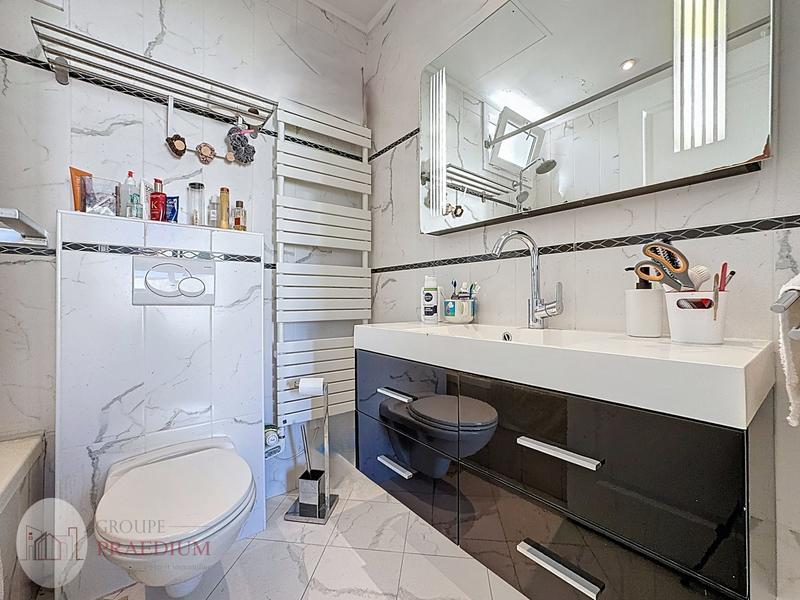 Maison - 203 m² - 9 pièces