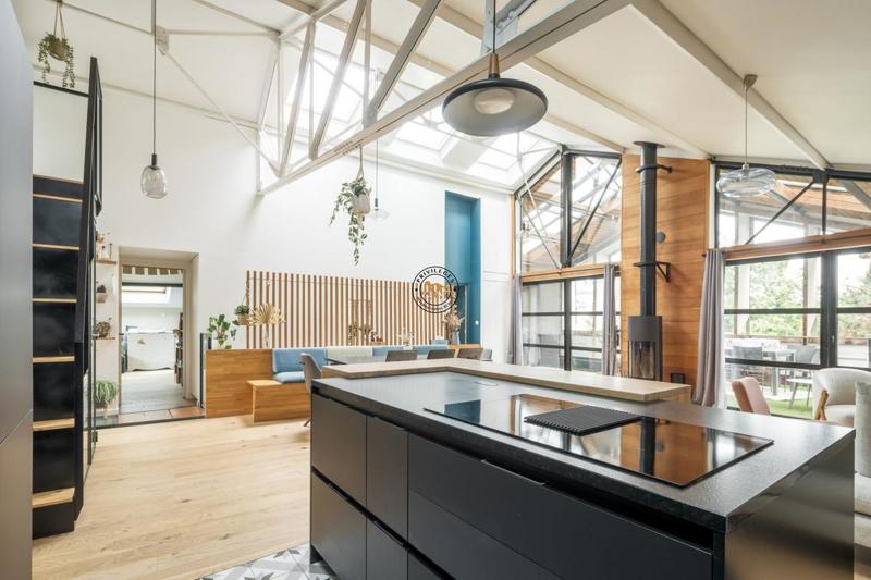 Maison - 252 m² - 9 pièces