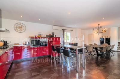 Maison - 220 m² - 5 pièces