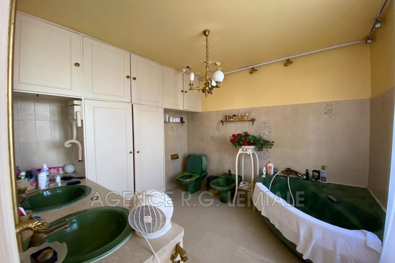 Maison - 250 m² - 12 pièces