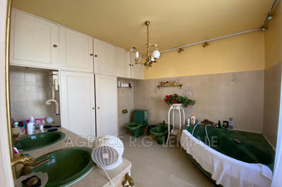 Maison - 250 m² - 12 pièces