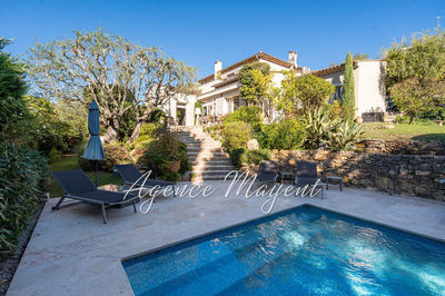 Maison - 220 m² - 5 pièces