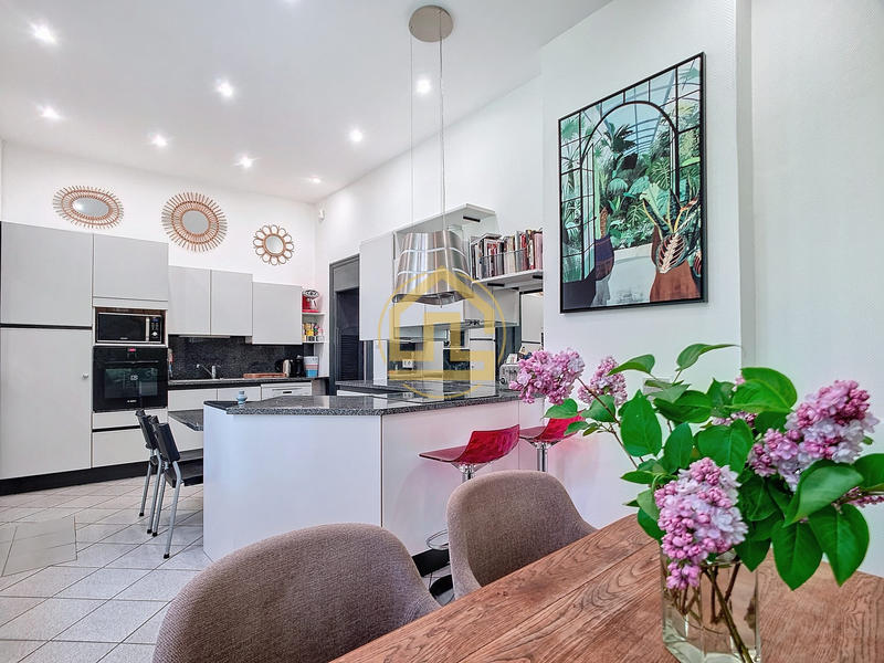 Maison - 292 m² - 9 pièces