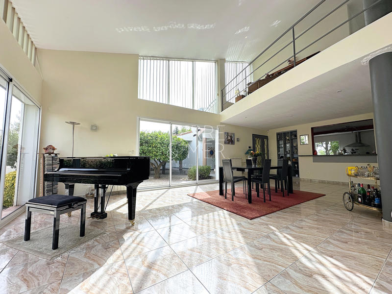 Maison - 250 m² - 6 pièces