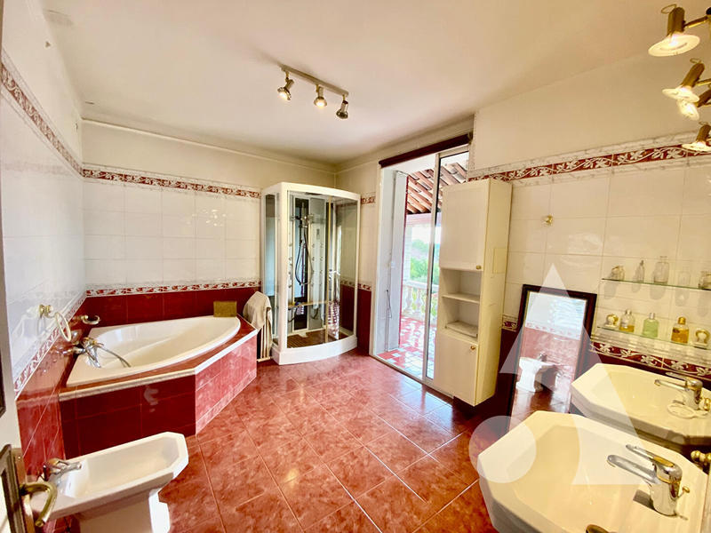 Maison - 224 m² - 6 pièces