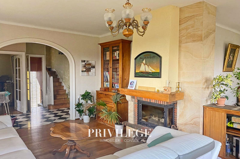 Maison - 229 m² - 7 pièces