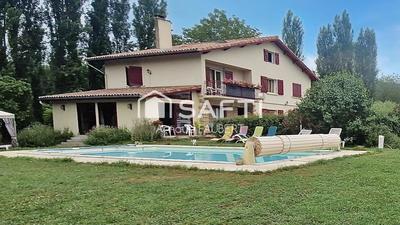 Maison - 247 m² - 9 pièces