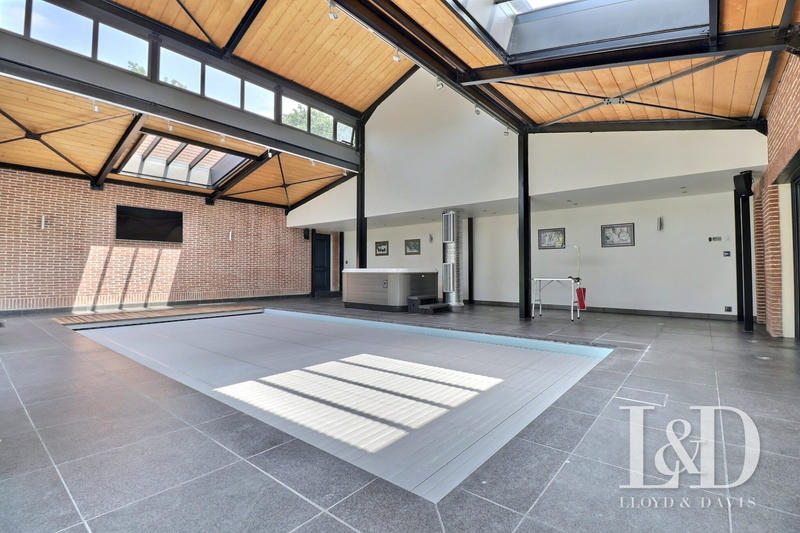 Maison - 750 m² - 14 pièces