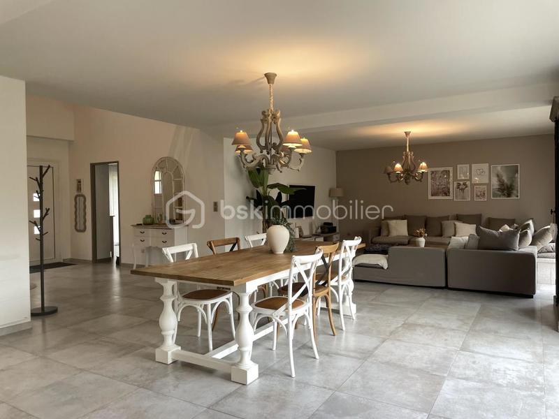 Maison - 222 m² - 7 pièces