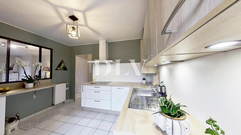 Appartement - 99 m² - 5 pièces