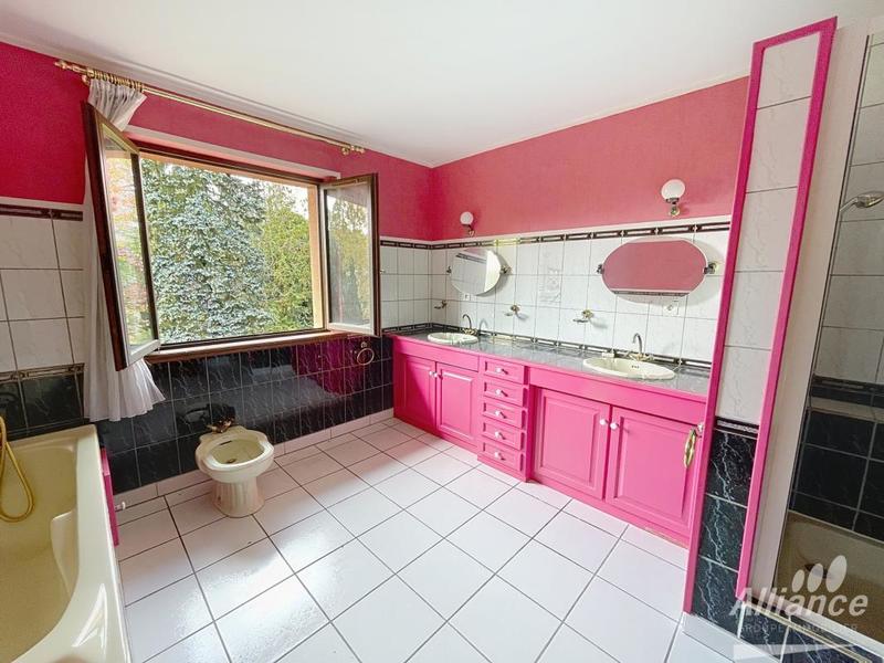 Maison - 239 m² - 8 pièces