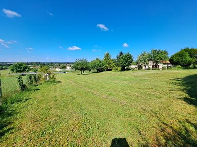 Terrain constructible - 1 500 m²