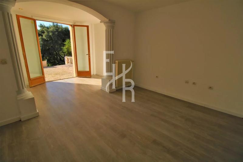 Maison - 220 m² - 8 pièces