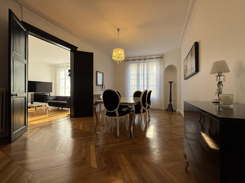 Maison - 270 m² - 9 pièces