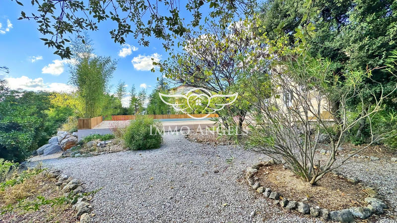 Maison traditionnelle - 240 m² - 8 pièces