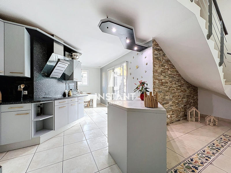 Villa - 238 m² - 9 pièces