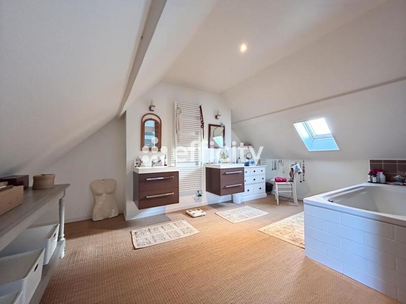 Maison - 210 m² - 8 pièces