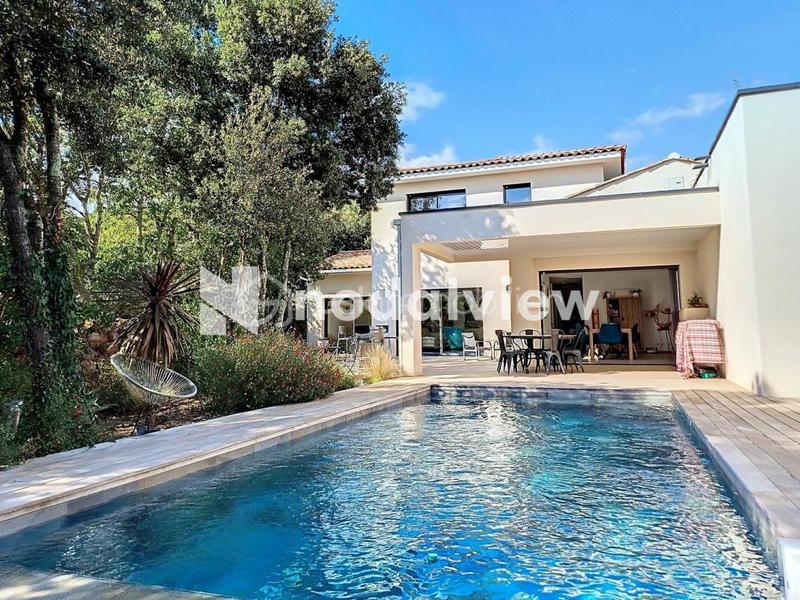 Villa - 220 m² - 8 pièces