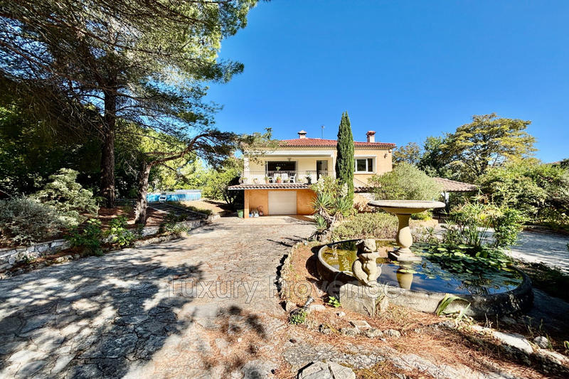 Maison - 200 m² - 6 pièces