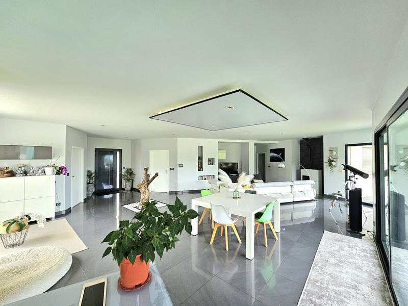 Maison - 214 m² - 7 pièces