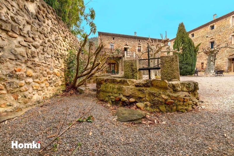 Maison - 1 800 m² - 31 pièces