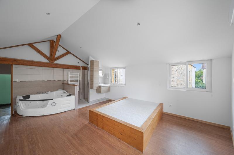 Maison - 222 m² - 9 pièces