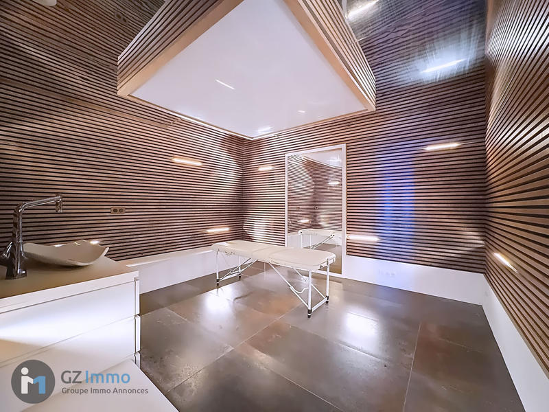 Maison - 942 m² - 9 pièces