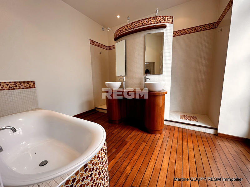 Maison - 341 m² - 9 pièces