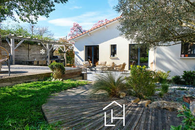 Maison - 210 m² - 11 pièces