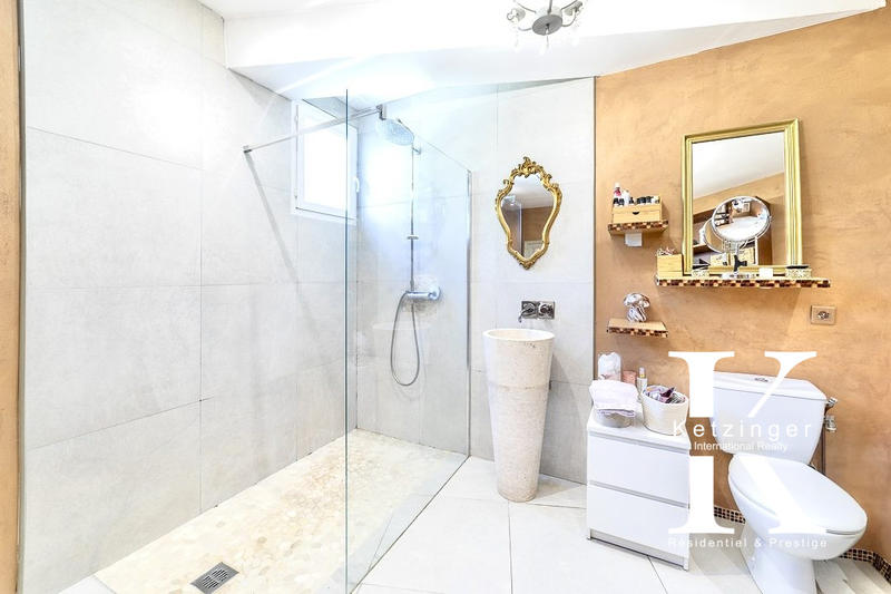 Maison - 249 m² - 8 pièces