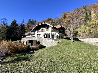 Maison - 280 m² - 10 pièces